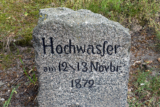 Ostseebad Boltenhagen - Erinnerungsstein an das Ostseesturmhochwasser 1872