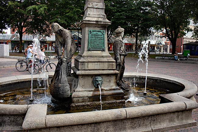 Emden in East Frisia - The Fürbringer Fountain in the Stadtgarten