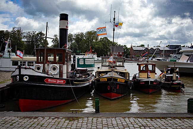 Leer - Historical tugboats in the museum harbor