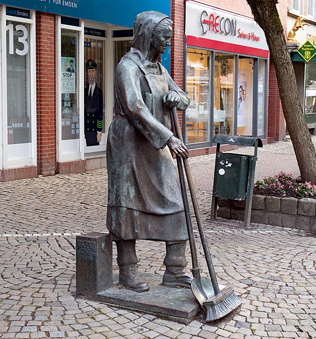 Emden in East Frisia - Bronzestatue Peterke by Karl-Ludwig Böke in the pedastrian zone