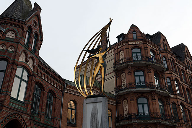 Windsbraut von Hermann Menzel vor einem Gebäude von 1883 am Alten Schiffbrückplatz - Bremen sehenswert - distant places