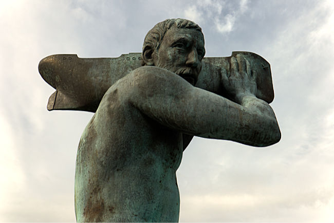 St. Christopher is, among other things, the patron saint of seafarers; the statue is a collaborative work by sculptor Claus Lindner and painter/illustrator Hans-Ruprecht Leiß. - Bremen sehenswert - distant places