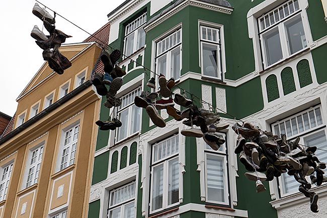 Flensburg, Hanging shoes in Norderstraße - Bremen sehenswert - distant places