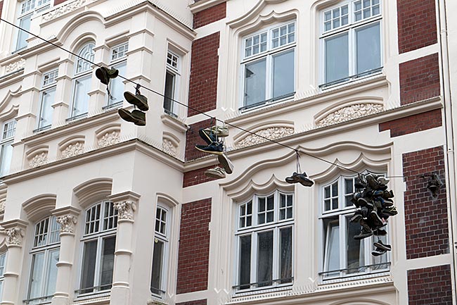 Flensburg, The shoes hang from the supports of the dismantled overhead lines of the defunct tram in Norderstraße - Bremen sehenswert - distant places