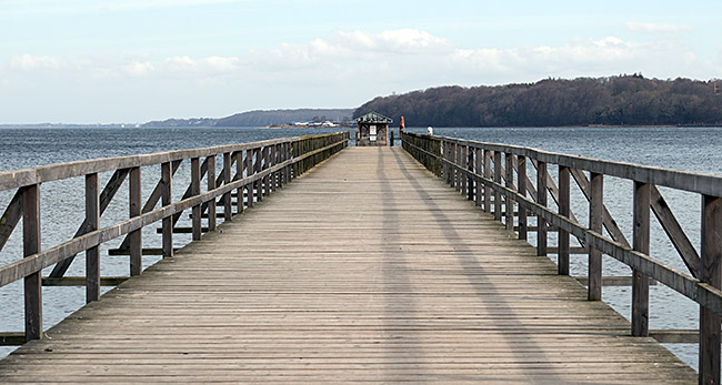 Pier bridge with a changing cabin in Ostseebad - Bremen sehenswert - distant places