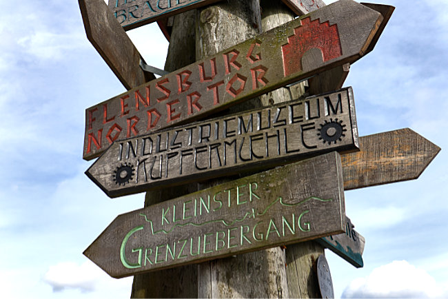 Signposts among others to the German-Danish Border in Wassersleben - Bremen sehenswert - distant places