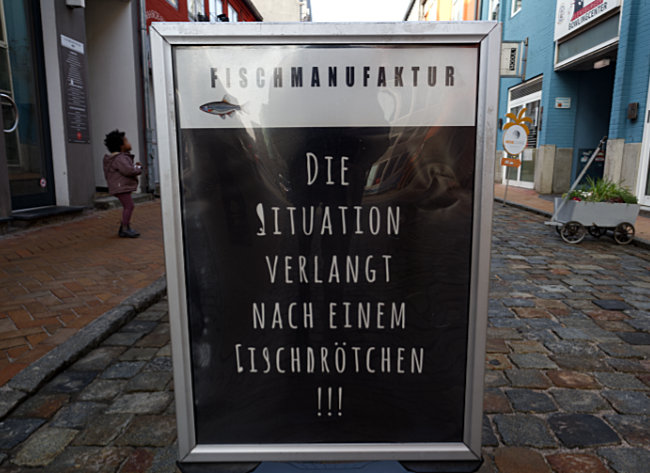 Flensburg, Sign in Rote Straße: The situation calls for a fish sandwich! - Bremen sehenswert - distant places