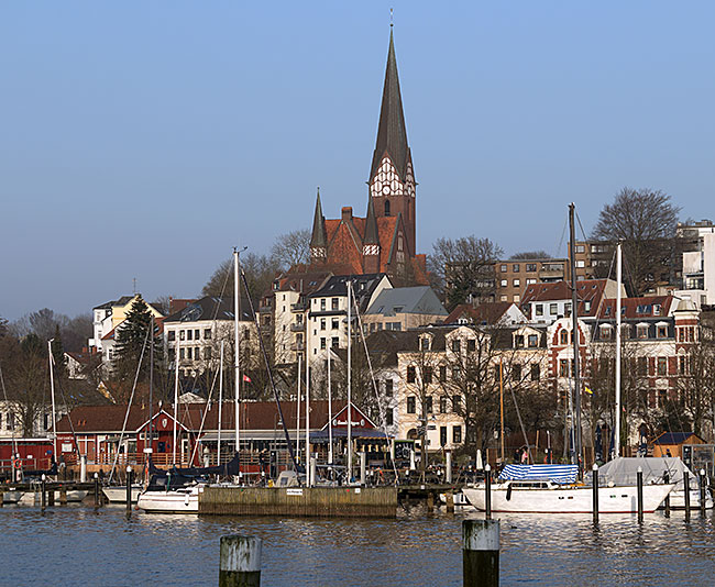 View across the historic harbor toward the Captain’s Quarter and St. Jürgen Church - Bremen sehenswert - distant places