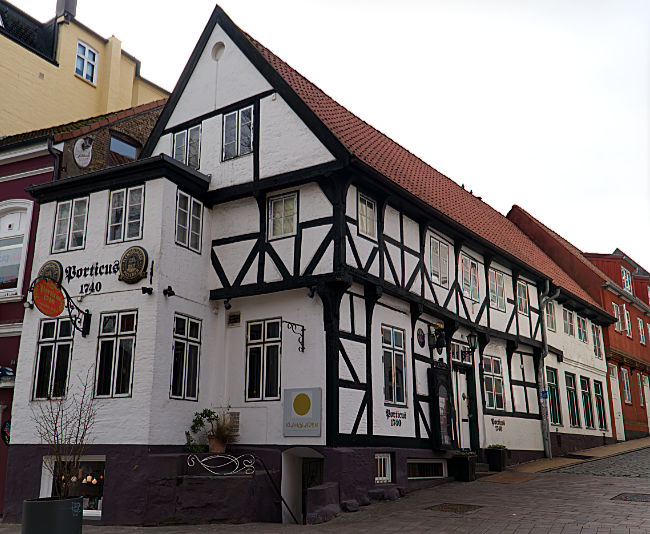 Historisches Gebäude aus dem 18. Jahrhundert gegenüber der St. Marien-Kirche in Flensburg - Bremen sehenswert - distant places