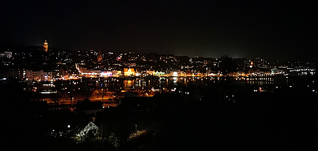 Blick vom Kapitänsviertel auf den historischen Hafen bei Nacht in Flensburg - Bremen sehenswert - distant places