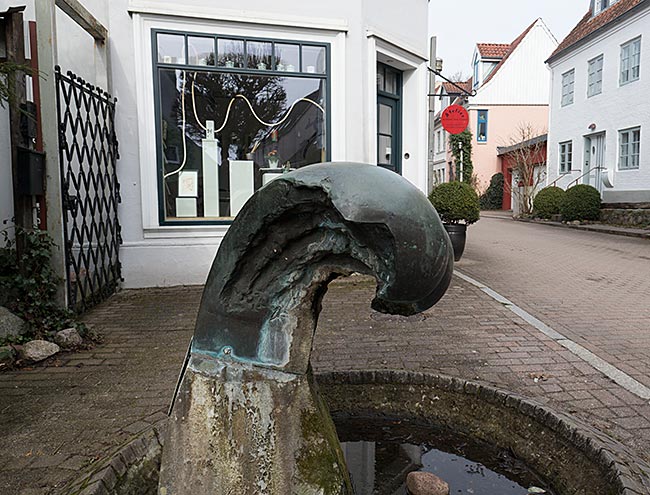 Artwork The Wave by Uwe Appold, 1987 - Bremen sehenswert - distant places