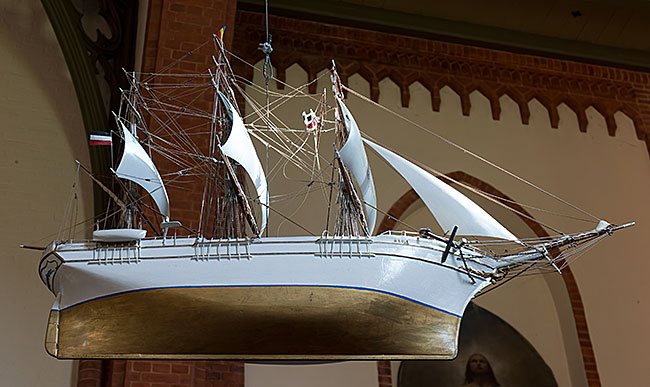 Votivschiff in einer Kirche - Bremen sehenswert - distant places