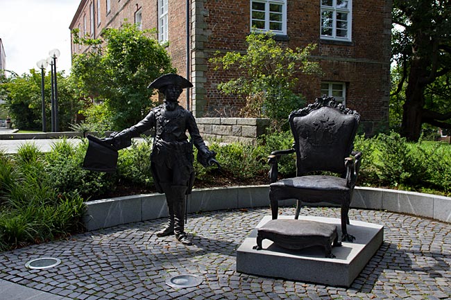 Kiel - Tsar Peter III of Russia, simultaneously Duke Carl Peter Ulrich of Holstein-Gottorf; in the background, the west wing of the castle