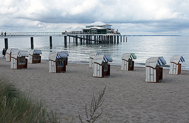 Timmendorfer Strand - Strandkörbe und ein Restaurant auf der Seebrücke