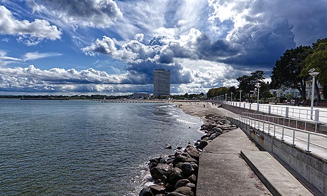 Lübeck-Travemünde - Promenade mit dem Maritim Strandhotel