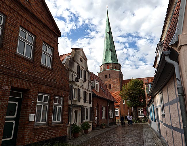 Lübeck-Travemünde - Altstadtgasse mit St. Lorenz Kirche