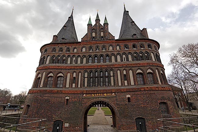 Hansestadt Lübeck - Holstentor mit Salzspeichern