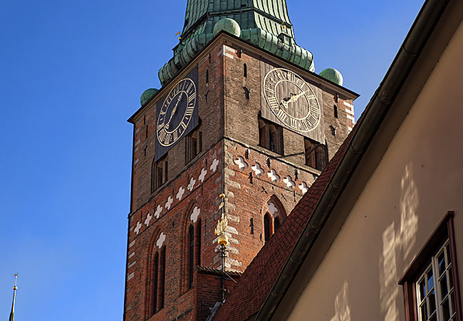 Hansestadt Lübeck - Jacobikirche - Kirchturm mit Uhr mit nur einem Zeiger