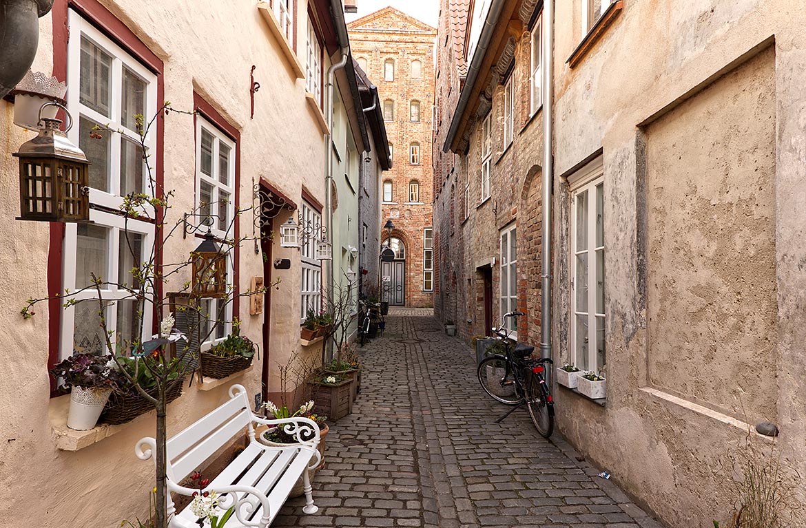Hansestadt Lübeck - schmale Gasse - distant places
