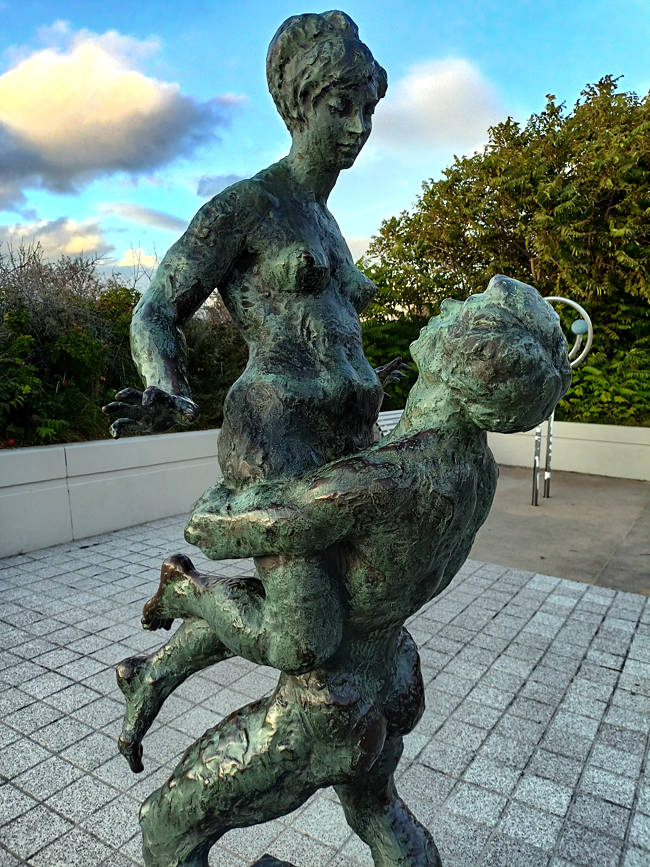 Rostock - Warnemünde - Liebespaar (Lovers) bronze sculpture created by Wilfried Fitzenreiter in 1979