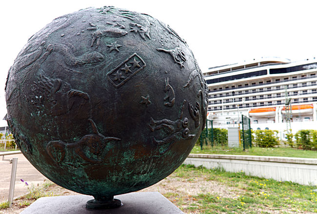 Rostock - Warnemünde - Entitled Southern Firmament, this piece dates back to 1999. A cruise ship is visible in the background. These vessels also voyage across the Southern Hemisphere, where travelers can hopefully enjoy a night sky with minimal light pollution.