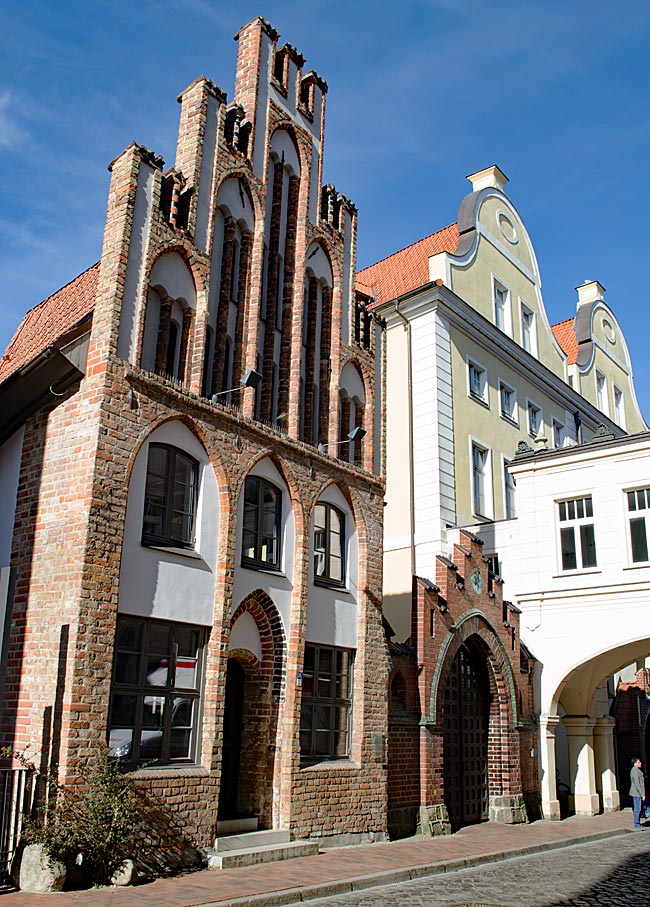 Rostock - Walldienerhaus to the left, behind it the bridge to the Stadthaus and two gables of the town hall's rear side
