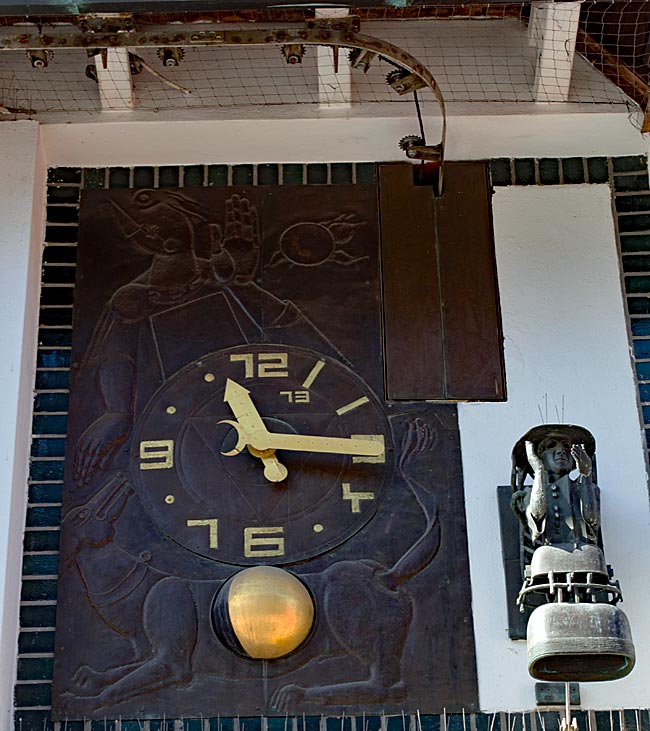 Rostocker - The partially gilded Rostocker Stundenuhr by Lutz Holland (1986) at the Five-Gabled House