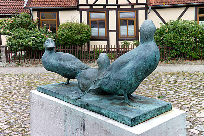 Rostock - Warnemünde - Bronze sculpture the three Klaashahns by sculptor Christian Wetzel from Banzkow