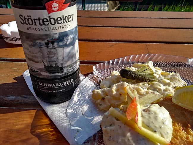 Rügen - A quick bite at Sellin harbor