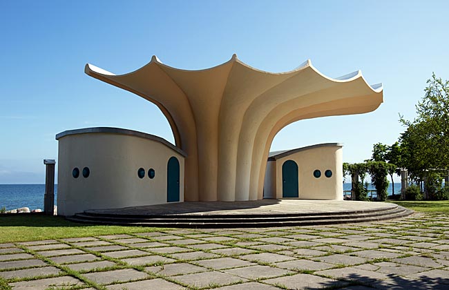Sassnitz - Rügen - Unusual architecture: the Kurmuschel at Kurplatz