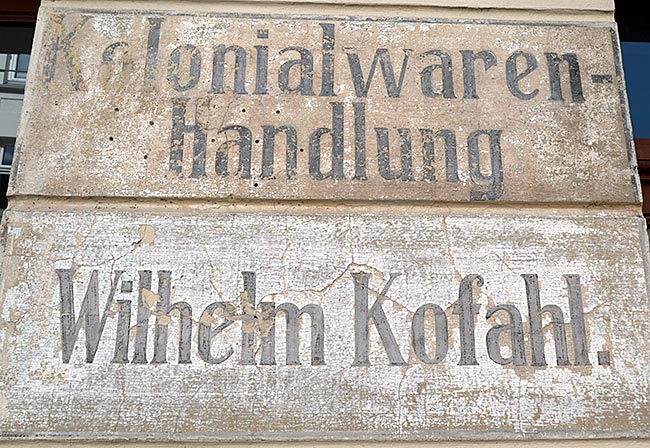 Wismar - a formerly colonial goods store: These shops originally sold products from overseas colonies. In most of these colonies, the local people were exploited through slavery and even unto death. European merchants became wealthy or even very rich as a result.