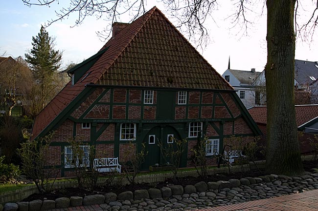 Port city of Brake and the river island of Harriersand