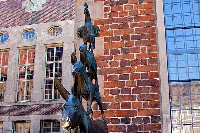 Bremen Town Musicians at the Old Town Hall - Bremen Travel Guide - Bremen sehenswert
