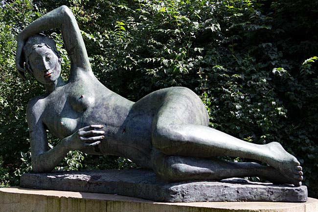 Skulptur der Ägina von Gerhard Marcks im Theatergarten in den Wallanlagen - Bremen sehenswert