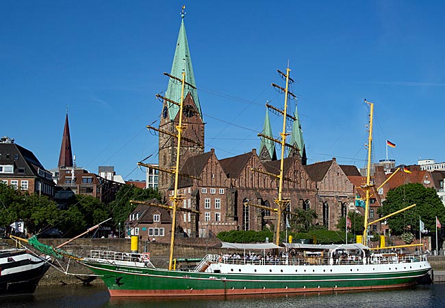 Schlachte - die Alexander von Humboldt am Martinianleger vor der St. Martini Kirche  - Bremen sehenswert