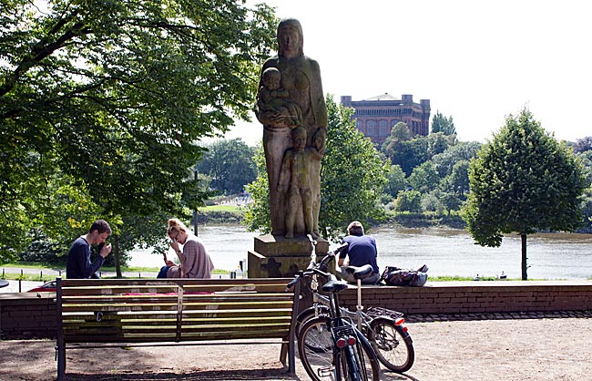 Von der Altmannshöhe in den Wallanlagen hat man einen guten Blick auf und über die Weser - Bremen sehenswert