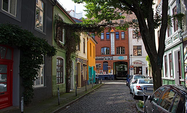Blick in die Bernhardstraße mit Kulturzentrum Lagerhaus, Kontorhaus und Lila Eule