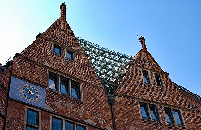 Bremen - Böttcherstraße - Glockenspiel zwischen den Giebeln