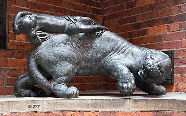 Panther, die Nacht tragend - Skulptur in der Böttcherstraße Bremen
