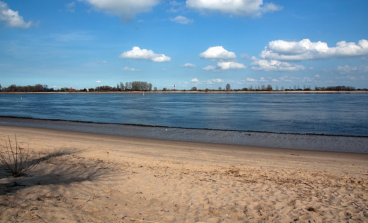 Blick auf Harriersand vom Strand in Brake - Bremen sehenswert