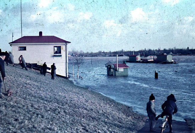 Sielwallfähre während der Sturmflut am 17. Februar 1962 - Bremen sehenswert