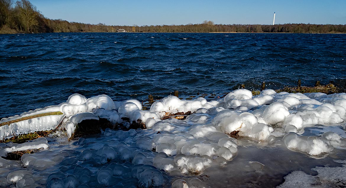 Stadtwaldsee im Winter mit Eis am Ufer - Bremen sehenswert