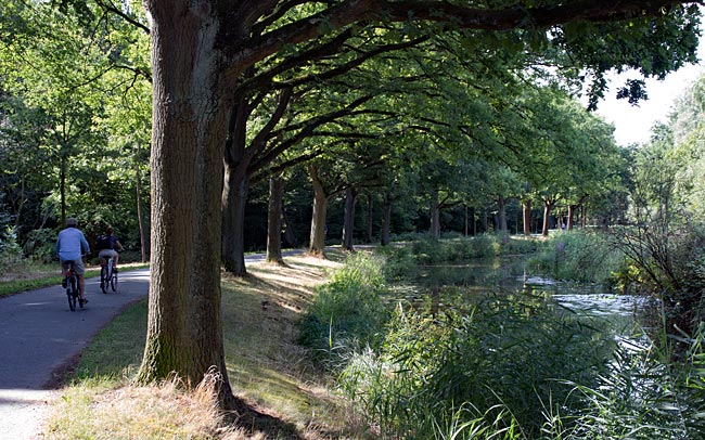 Am Torfkanal und am Stadtwald mit dem Fahrrad entlang