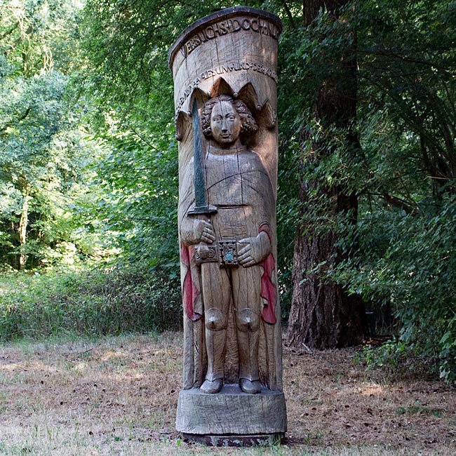 Anlaufstelle im Stadtwald: der hölzerne Roland als Bienenstock