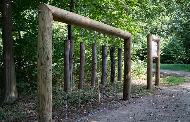 Waldxylophon auf dem Naturlehr- und Erlebnispfad im Bremer Stadtwald - Bremen sehenswert