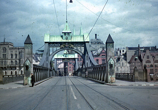 Die Große Weserbrücke mit Blick von der Neustadt auf die Innenstadt im Jahre 1944 - Bremen sehenswert