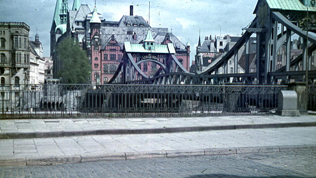 Die Große Weserbrücke mit Blick von der Neustadt auf die Innenstadt im Jahre 1944 - Bremen sehenswert