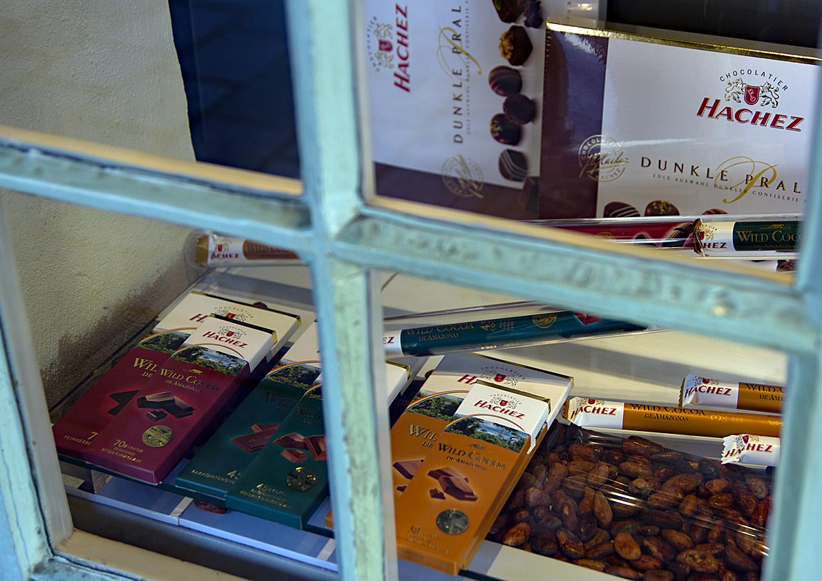 Ehemals Made in Bremen: Schokolade und Pralinen von Hachez in einem Schaufenster - Bremen sehenswert