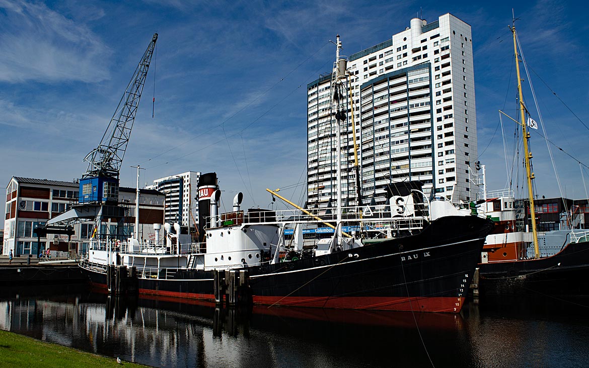 Alter Hafen mit Museumsschiffen in Bremerhaven - Bremen sehenswert