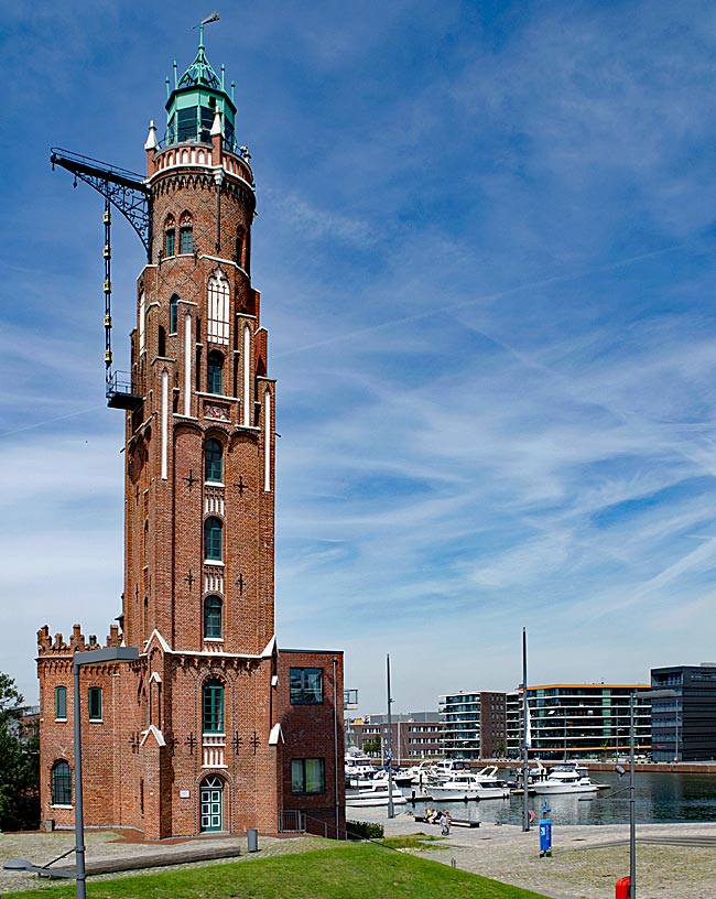 Bremerhaven - Der Simon-Loschen-Leuchtturm an der Schleuse zwischen Neuem Hafen und Außenweser - Bremen sehenswert